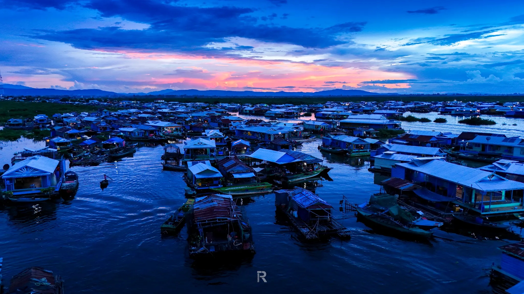 ប្រជាពលរដ្ឋកំពុងទទួលសេវាសាធារណៈ